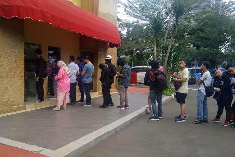 People queuing in front of an ATM. The Thai for "people queuing in front of an ATM" is "คนเข้าคิวหน้าเอทีเอ็ม". People queuing in front of an ATM. The Thai for "people queuing in front of an ATM" is "คนเข้าคิวหน้าเอทีเอ็ม".