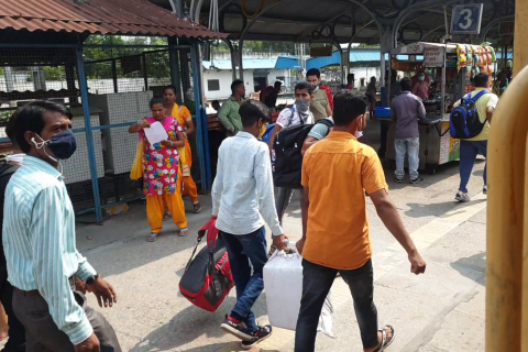 Many passengers on the platform. The Thai for "many passengers on the platform" is "ผู้โดยสารหลายคนที่ชานชาลา". Many passengers on the platform. The Thai for "many passengers on the platform" is "ผู้โดยสารหลายคนที่ชานชาลา".