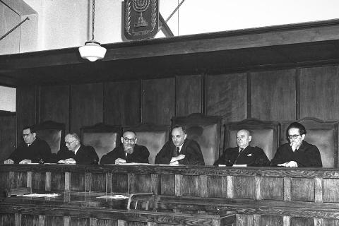 A panel of judges. The Thai for "a panel of judges" is "คณะผู้พิพากษา".
