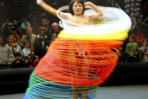 A woman twirling a lot of hula hoops. The Thai for "a woman twirling a lot of hula hoops" is "ผู้หญิงหมุนฮูลาฮูปจำนวนมาก". A woman twirling a lot of hula hoops. The Thai for "a woman twirling a lot of hula hoops" is "ผู้หญิงหมุนฮูลาฮูปจำนวนมาก".