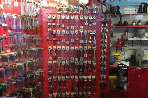 A key shop. The Thai for "a key shop" is "ร้านทำกุญแจ". A key shop. The Thai for "a key shop" is "ร้านทำกุญแจ".