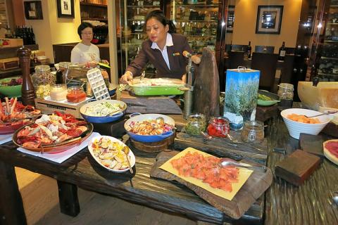 Buffet. The Thai for "buffet" is "บุฟเฟ่ต์". Buffet. The Thai for "buffet" is "บุฟเฟ่ต์".