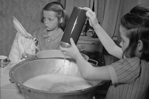 Children doing the housework. The Thai for "children doing the housework" is "เด็กๆทำงานบ้าน". Children doing the housework. The Thai for "children doing the housework" is "เด็กๆทำงานบ้าน".