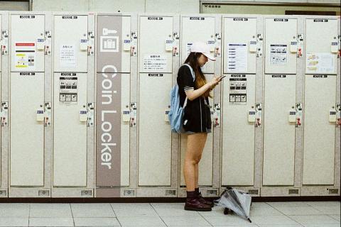 A woman in a white cap by some lockers. The Thai for "a woman in a white cap by some lockers" is "ผู้หญิงหมวกแก๊ปสีขาวที่ล็อกเกอร์". A woman in a white cap by some lockers. The Thai for "a woman in a white cap by some lockers" is "ผู้หญิงหมวกแก๊ปสีขาวที่ล็อกเกอร์".