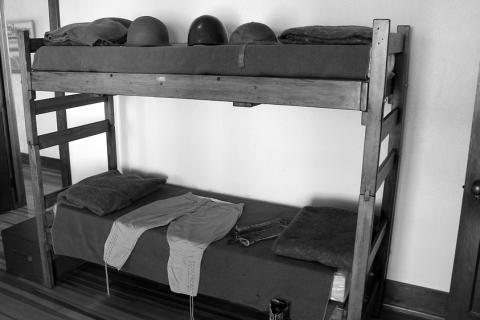 Bunk bed. The Thai for "bunk bed" is "เตียงสองชั้น". Bunk bed. The Thai for "bunk bed" is "เตียงสองชั้น".
