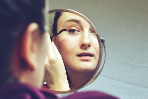 A woman putting on make up. The Thai for "a woman putting on make up" is "ผู้หญิงกำลังแต่งหน้า". A woman putting on make up. The Thai for "a woman putting on make up" is "ผู้หญิงกำลังแต่งหน้า".