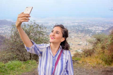 To take a selfie. The Thai for "to take a selfie" is "ถ่ายเซลฟี่". To take a selfie. The Thai for "to take a selfie" is "ถ่ายเซลฟี่".