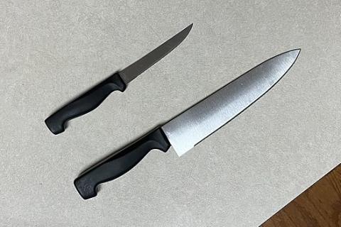 A big knife and a small knife. The Thai for "a big knife and a small knife" is "มีดขนาดใหญ่และมีดขนาดเล็ก". A big knife and a small knife. The Thai for "a big knife and a small knife" is "มีดขนาดใหญ่และมีดขนาดเล็ก".
