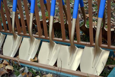 Shovel. The Thai for "shovel" is "พลั่ว". Shovel. The Thai for "shovel" is "พลั่ว".