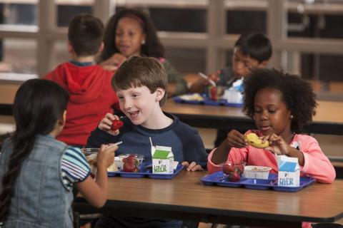 Primary school students eating breakfast in a cafeteria. The Thai for "primary school students eating breakfast in a cafeteria" is "นักเรียนประถมกินอาหารเช้าที่โรงอาหาร".
