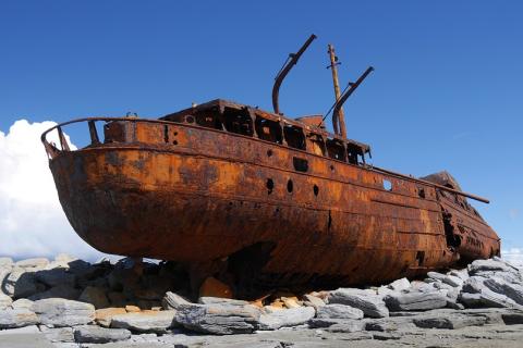 A rusty ship wreck. The Thai for "a rusty ship wreck" is "ซากเรือที่เป็นสนิม". A rusty ship wreck. The Thai for "a rusty ship wreck" is "ซากเรือที่เป็นสนิม".