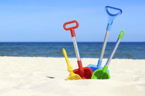Four toy shovels at the beach. The Thai for "four toy shovels at the beach" is "พลั่วของเล่นสี่อันที่ชายหาด". Four toy shovels at the beach. The Thai for "four toy shovels at the beach" is "พลั่วของเล่นสี่อันที่ชายหาด".