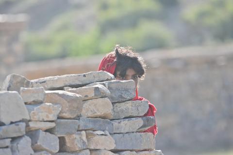 A girl hiding herself behind a wall. The Thai for "a girl hiding herself behind a wall" is "เด็กหญิงซ่อนตัวหลังกำแพง". A girl hiding herself behind a wall. The Thai for "a girl hiding herself behind a wall" is "เด็กหญิงซ่อนตัวหลังกำแพง".