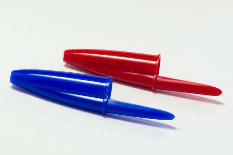 A red pen cap and a blue pen cap. The Thai for "a red pen cap and a blue pen cap" is "ปลอกปากกาสีแดงและปลอกปากกาสีน้ำเงิน". A red pen cap and a blue pen cap. The Thai for "a red pen cap and a blue pen cap" is "ปลอกปากกาสีแดงและปลอกปากกาสีน้ำเงิน".