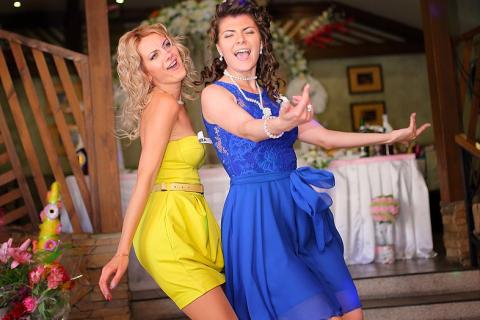 Two girls dancing at a wedding. The Thai for "two girls dancing at a wedding" is "สองสาวเต้นในงานแต่งงาน". Two girls dancing at a wedding. The Thai for "two girls dancing at a wedding" is "สองสาวเต้นในงานแต่งงาน".