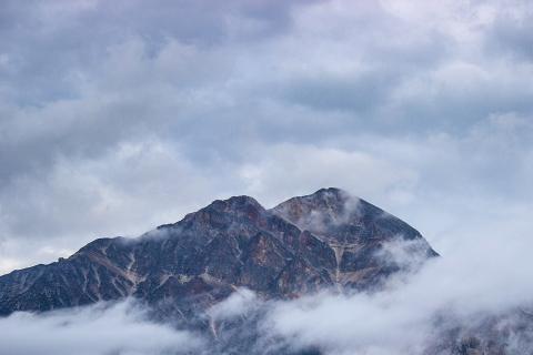 Peak; top. The Thai for "peak; top" is "ยอด". Peak; top. The Thai for "peak; top" is "ยอด".