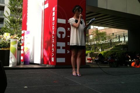 A female host on a stage. The Thai for "a female host on a stage" is "พิธีกรหญิงบนเวที". A female host on a stage. The Thai for "a female host on a stage" is "พิธีกรหญิงบนเวที".