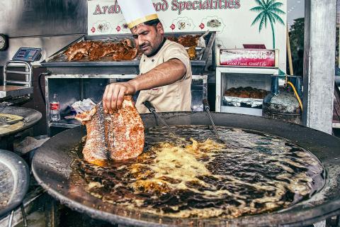 A chef frying fish in a big frying pan. The Thai for "a chef frying fish in a big frying pan" is "พ่อครัวทอดปลาในกระทะใหญ่". A chef frying fish in a big frying pan. The Thai for "a chef frying fish in a big frying pan" is "พ่อครัวทอดปลาในกระทะใหญ่".