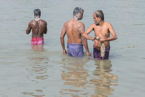 People bathing in the river. The Thai for "people bathing in the river" is "ชาวบ้านอาบน้ำในแม่น้ำ". People bathing in the river. The Thai for "people bathing in the river" is "ชาวบ้านอาบน้ำในแม่น้ำ".