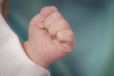 To clench; to grasp. The Thai for "to clench; to grasp" is "กำ". To clench; to grasp. The Thai for "to clench; to grasp" is "กำ".