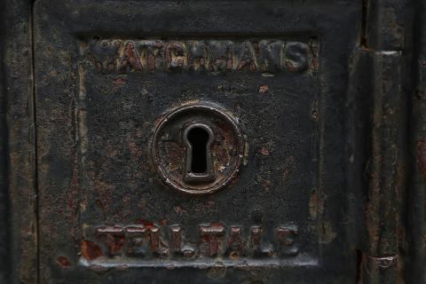 Keyhole. The Thai for "keyhole" is "รูกุญแจ". Keyhole. The Thai for "keyhole" is "รูกุญแจ".