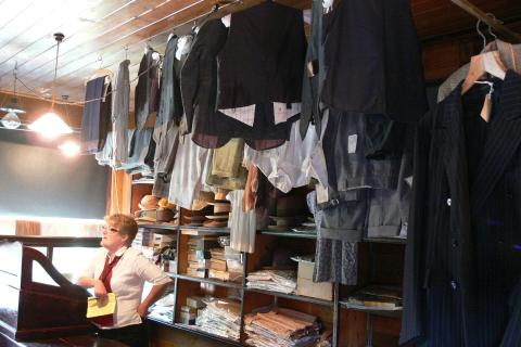 Tailors; tailors’ shop. The Thai for "tailors; tailors’ shop" is "ร้านตัดเสื้อ". Tailors; tailors’ shop. The Thai for "tailors; tailors’ shop" is "ร้านตัดเสื้อ".