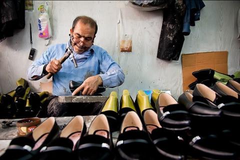 Shoemaker. The Thai for "shoemaker" is "ช่างทำรองเท้า". Shoemaker. The Thai for "shoemaker" is "ช่างทำรองเท้า".