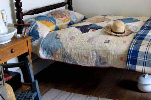 A straw hat on a bed. The Thai for "a straw hat on a bed" is "หมวกฟางบนที่นอน". A straw hat on a bed. The Thai for "a straw hat on a bed" is "หมวกฟางบนที่นอน".