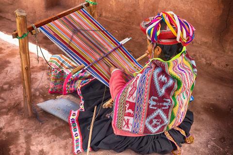 To weave. The Thai for "to weave" is "ทอ". To weave. The Thai for "to weave" is "ทอ".