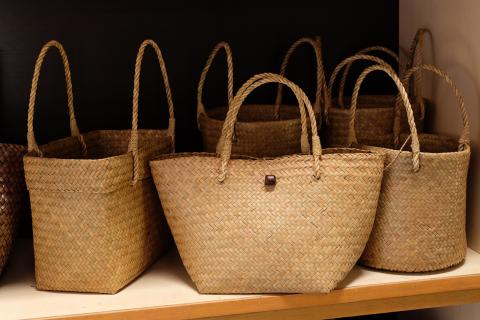 A woven bag. The Thai for "a woven bag" is "กระเป๋าสาน". A woven bag. The Thai for "a woven bag" is "กระเป๋าสาน".