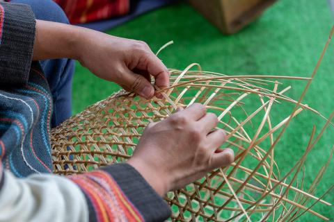 To weave; to interlace. The Thai for "to weave; to interlace" is "สาน". To weave; to interlace. The Thai for "to weave; to interlace" is "สาน".