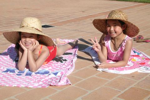 Two girls wearing straw hats. The Thai for "two girls wearing straw hats" is "เด็กผู้หญิงใส่หมวกฟางสองคน". Two girls wearing straw hats. The Thai for "two girls wearing straw hats" is "เด็กผู้หญิงใส่หมวกฟางสองคน".
