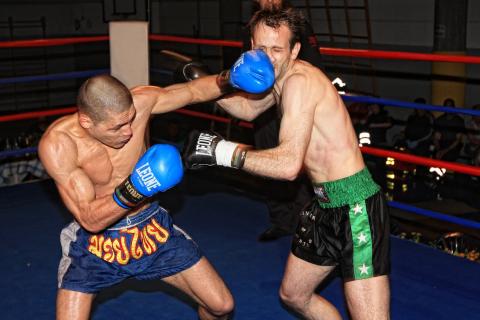 To box; to punch. The Thai for "to box; to punch" is "ต่อย". To box; to punch. The Thai for "to box; to punch" is "ต่อย".