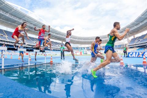To race; to run. The Thai for "to race; to run" is "วิ่งแข่ง". To race; to run. The Thai for "to race; to run" is "วิ่งแข่ง".