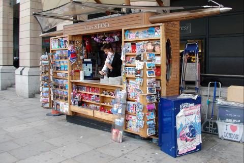 A souvenir shop in London. The Thai for "a souvenir shop in London" is "ร้านขายของฝากในลอนดอน". A souvenir shop in London. The Thai for "a souvenir shop in London" is "ร้านขายของฝากในลอนดอน".