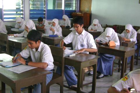 Students taking exams. The Thai for "students taking exams" is "นักเรียนกำลังสอบ". Students taking exams. The Thai for "students taking exams" is "นักเรียนกำลังสอบ".