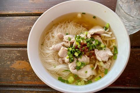 Noodles. The Thai for "noodles" is "ก๋วยเตี๋ยว". Noodles. The Thai for "noodles" is "ก๋วยเตี๋ยว".