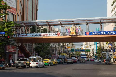 Footbridge; overpass. The Thai for "footbridge; overpass" is "สะพานลอย". Footbridge; overpass. The Thai for "footbridge; overpass" is "สะพานลอย".
