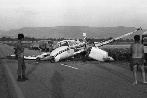 An accident where a small plane has crashed on the road. The Thai for "an accident where a small plane has crashed on the road" is "อุบัติเหตุเครื่องบินเล็กตกบนถนน". An accident where a small plane has crashed on the road. The Thai for "an accident where a small plane has crashed on the road" is "อุบัติเหตุเครื่องบินเล็กตกบนถนน".