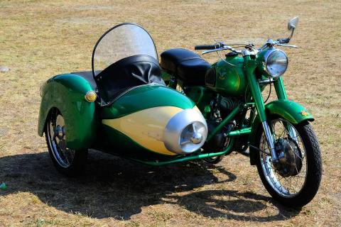 Side car. The Thai for "side car" is "มอร์เตอร์ไซค์พ่วงข้าง". Side car. The Thai for "side car" is "มอร์เตอร์ไซค์พ่วงข้าง".