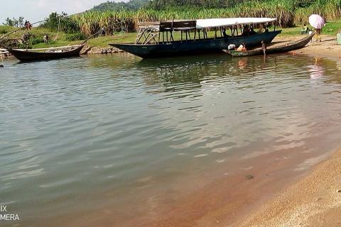 There are small boats by the lake.. The Thai for "There are small boats by the lake." is "มีเรือเล็กอยู่ริมทะเลสาบ". There are small boats by the lake.. The Thai for "There are small boats by the lake." is "มีเรือเล็กอยู่ริมทะเลสาบ".