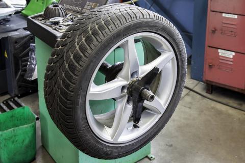Tyre (British); tire (American). The Thai for "tyre (British); tire (American)" is "ยาง". Tyre (British); tire (American). The Thai for "tyre (British); tire (American)" is "ยาง".