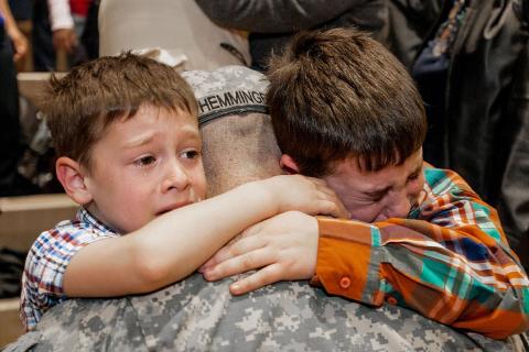 A soldier is saying goodbye to his children.. The Thai for "A soldier is saying goodbye to his children." is "ทหารกำลังบอกลาลูกๆของเขา".