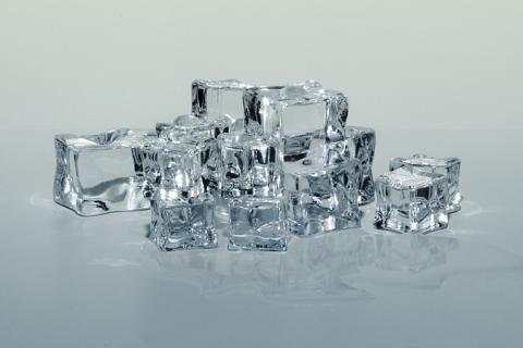 The ice cubes are melting.. The Thai for "The ice cubes are melting." is "ก้อนน้ำแข็งกำลังละลาย". The ice cubes are melting.. The Thai for "The ice cubes are melting." is "ก้อนน้ำแข็งกำลังละลาย".
