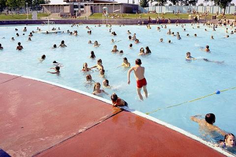 There are many people in the swimming pool.. The Thai for "There are many people in the swimming pool." is "ในสระว่ายน้ำมีคนเยอะ". There are many people in the swimming pool.. The Thai for "There are many people in the swimming pool." is "ในสระว่ายน้ำมีคนเยอะ".
