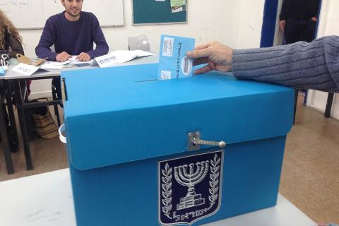 Ballot box. The Thai for "ballot box" is "หีบบัตรลงคะแนน". Ballot box. The Thai for "ballot box" is "หีบบัตรลงคะแนน".