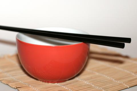 A pair of chopsticks on a red bowl. The Thai for "a pair of chopsticks on a red bowl" is "ตะเกียบหนึ่งคู่บนชามสีแดง". A pair of chopsticks on a red bowl. The Thai for "a pair of chopsticks on a red bowl" is "ตะเกียบหนึ่งคู่บนชามสีแดง".