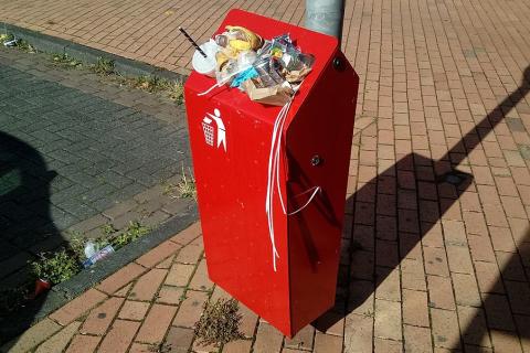 An overflowing rubbish bin. The Thai for "an overflowing rubbish bin" is "ถังขยะล้น". An overflowing rubbish bin. The Thai for "an overflowing rubbish bin" is "ถังขยะล้น".