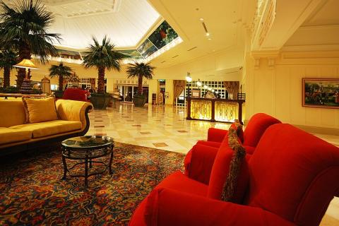 Lobby. The Thai for "lobby" is "ล็อบบี้". Lobby. The Thai for "lobby" is "ล็อบบี้".