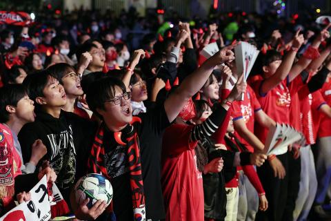 To cheer. The Thai for "to cheer" is "เชียร์". To cheer. The Thai for "to cheer" is "เชียร์".